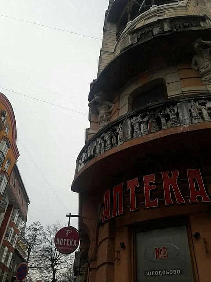 В центрі Івано-Франківська, на людному перехресті, в історичній будівлі обвалився балкон (фото)