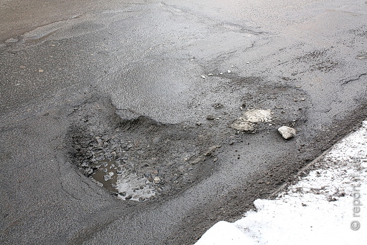 Асфальт топиться зі снігом. У Франківську на ремонт доріг може не вистачити грошей