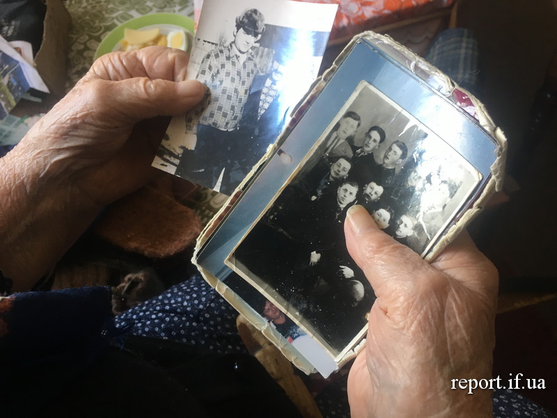 Цукерка у шкарпетці. 91-річна Анна Дівнич з Крихівців щодня в’яже теплі речі хлопцям в АТО (фото)