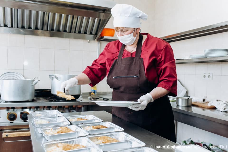 Волонтери нагодують усіх: як люди возять по Франківську безкоштовні обіди: фото