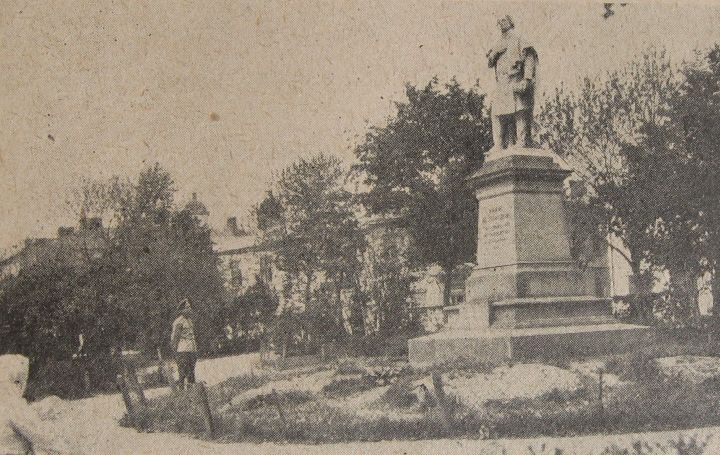 Офіцер і Памятник Мицкевичу