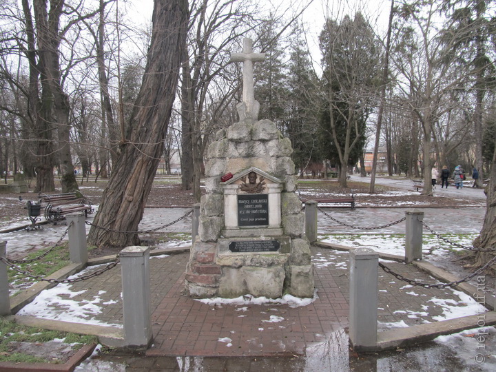 Могила Гославського у Меморіальному сквері