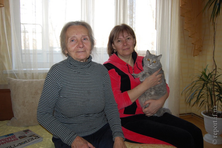 Вдома свого «кіборга» чекають найрідніші – бабуся, мама та киця Вася