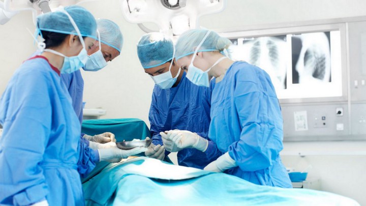 Surgeons-about-to-perform-an-operation-2041075[1]