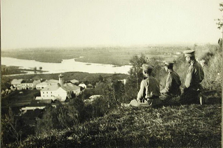 Російські солдати розглядають панораму Галича