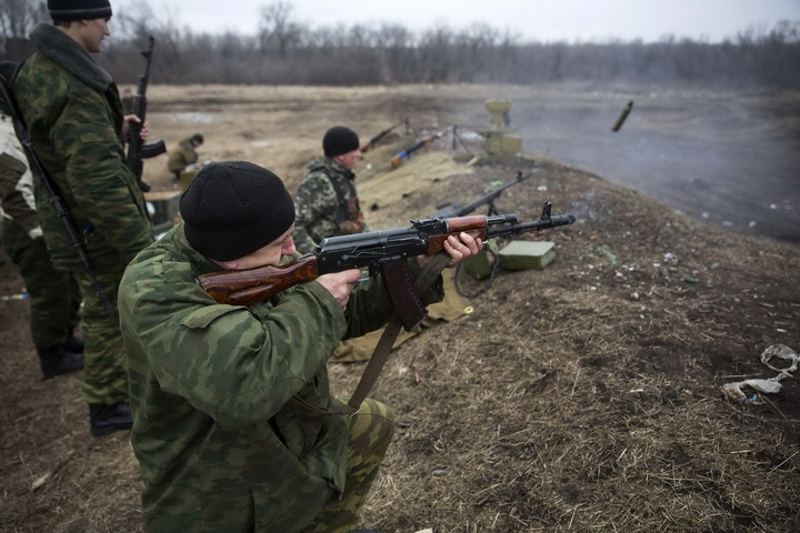 Volunteers of the separatist self-proclaimed Donetsk People's Republican guard fire their weapons during shooting training in Donetsk