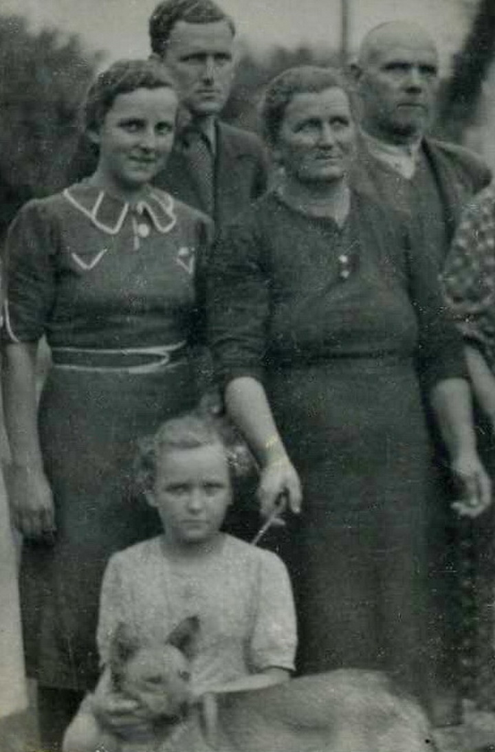 1940 рік. Поки що родина Ільбів у повному складі.Невдовзі на волі залишиться тільки пес Рабусь