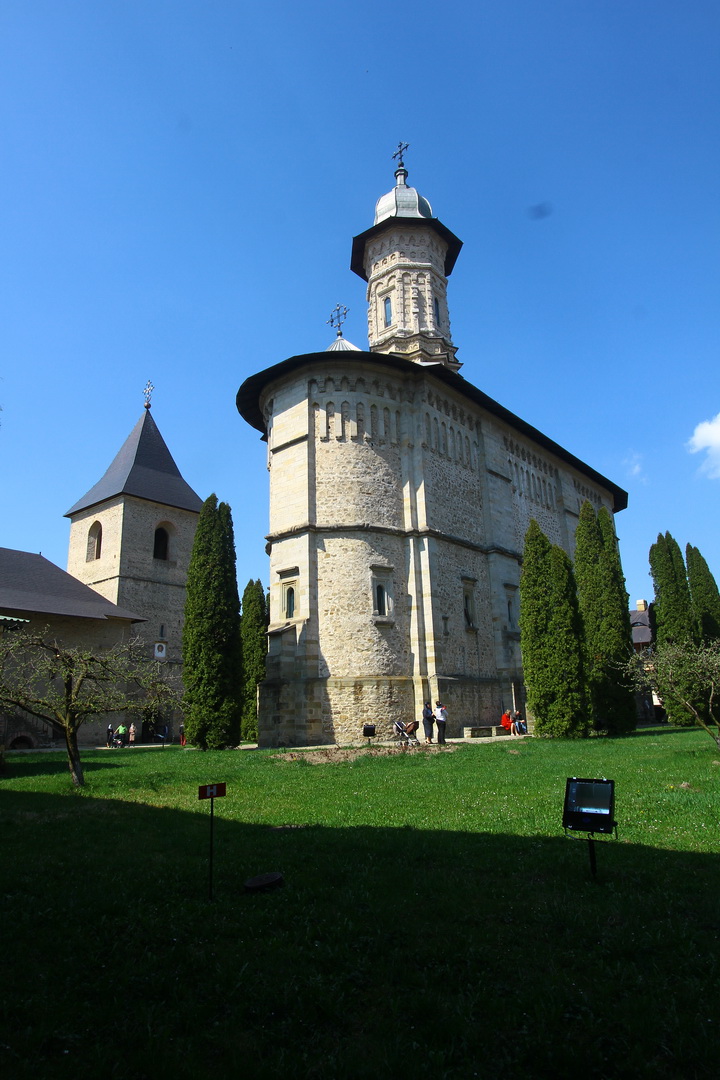Драгомірна – один із найбільших і найфотогенічніших буковинських монастирів