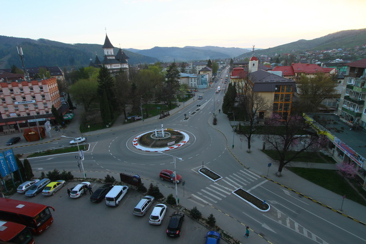 Вид з вікна готелю Best Western Bukovina – центр Гури Хуморулуй