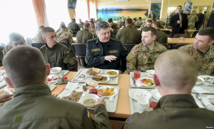 Президент України Петро Порошенко обідає на Яворівському полігоні 20 квітня 2015 року разом з українськими та американськими військовими. Типовий обід президента, як і решта даних, які стосуються його обслуговування, залишаються таємницею від платників податків