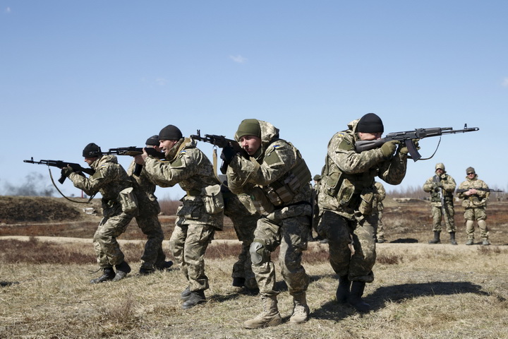 Ukrainian newly mobilized paratroopers take part in a military drill near Zhytomyr