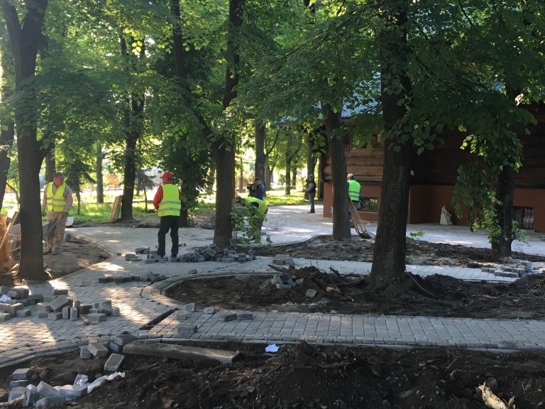 лемківська церква, княгинин, сквер