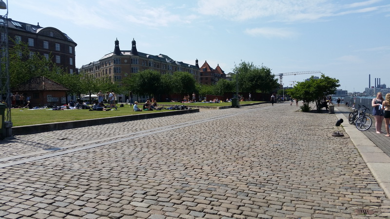 Вид на міську набережну майже в самому центрі Копенгагену.
