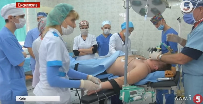 До України прилетіли 25 канадських хірургів, які оперуватимуть бійців (ВІДЕО)