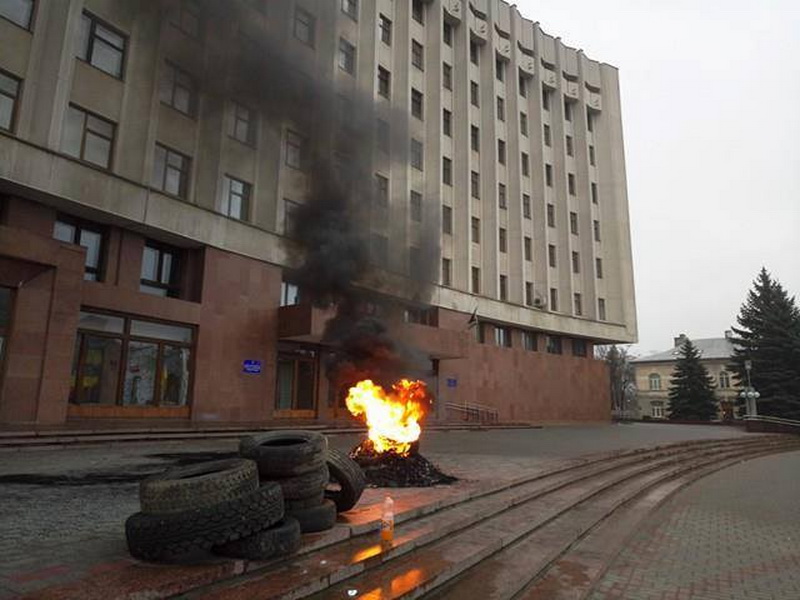 Вночі й зранку під Франківською ОДА палили шини на підтримку затриманих учасників блокади (ФОТО, ВІДЕО)