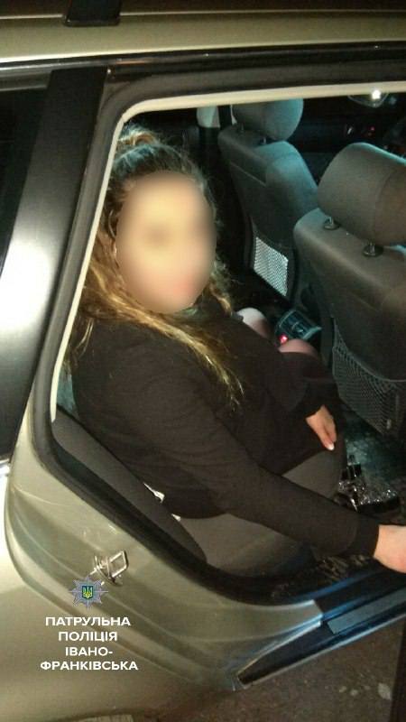 Франківська поліція зупинила авто з п'яним подружжям і немовлям
