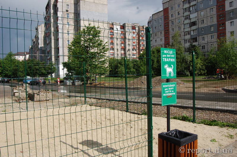 Дружній простір для собаки: у Франківську відкрили перший майданчик
