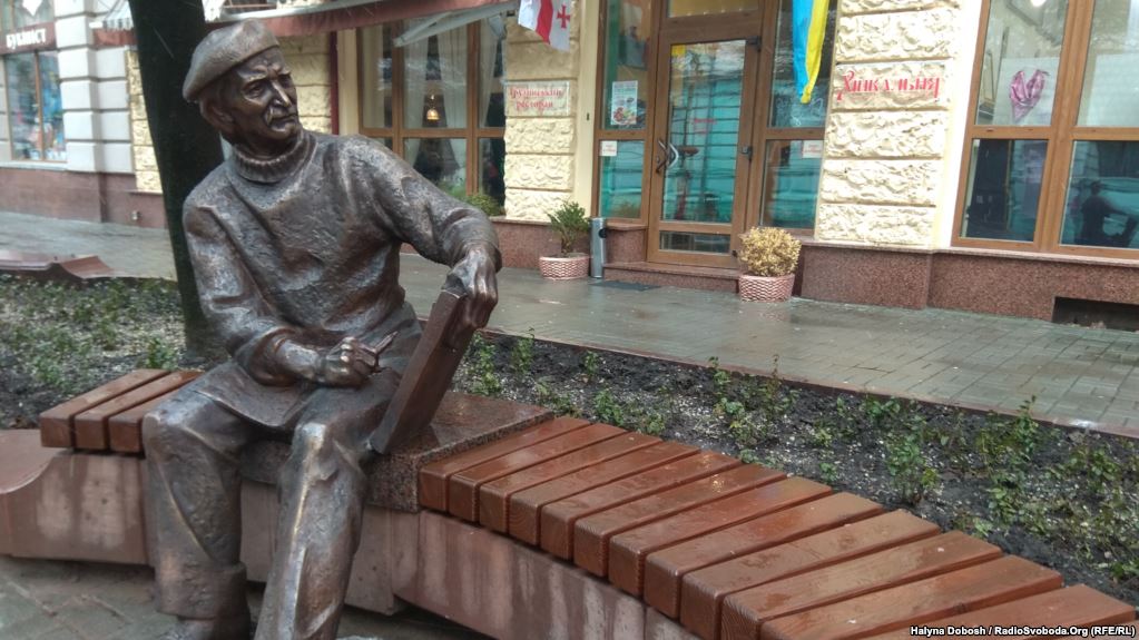 На пам’ятнику Заливасі чоловік маркером наніс оголошення про замовлення портретів