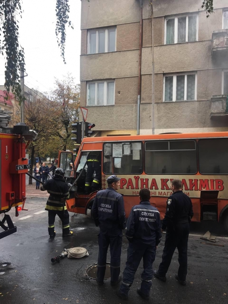 В Івано-Франківську на ходу загорілася маршрутка (ФОТО)