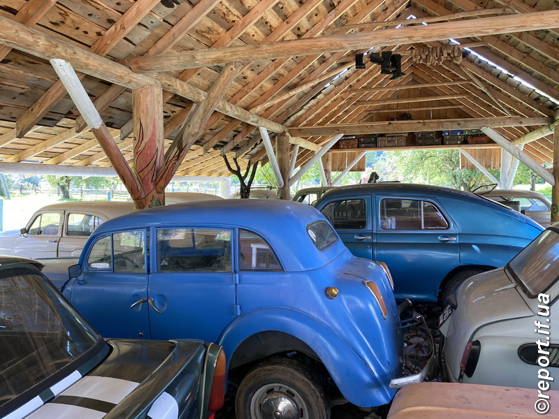 На Прикарпатті двоє братів-гуцулів створили унікальний музей ретроавтомобілів ФОТОРЕПОРТАЖ