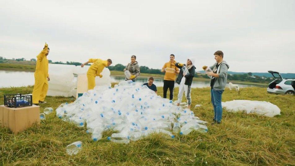 Двоє прикарпатців збудували корабель із пластикових пляшок ВІДЕО