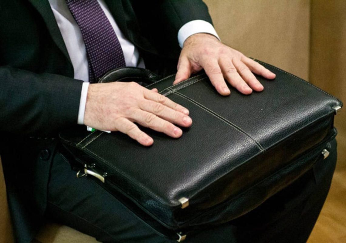 службовець