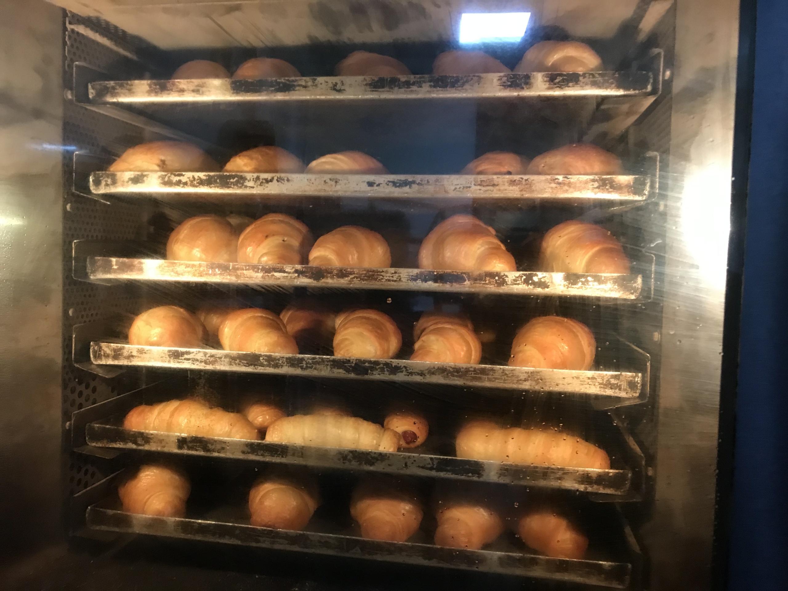 Хліб, круасани, багети й булочки. Як проходить день у франківських пекарів ФОТО