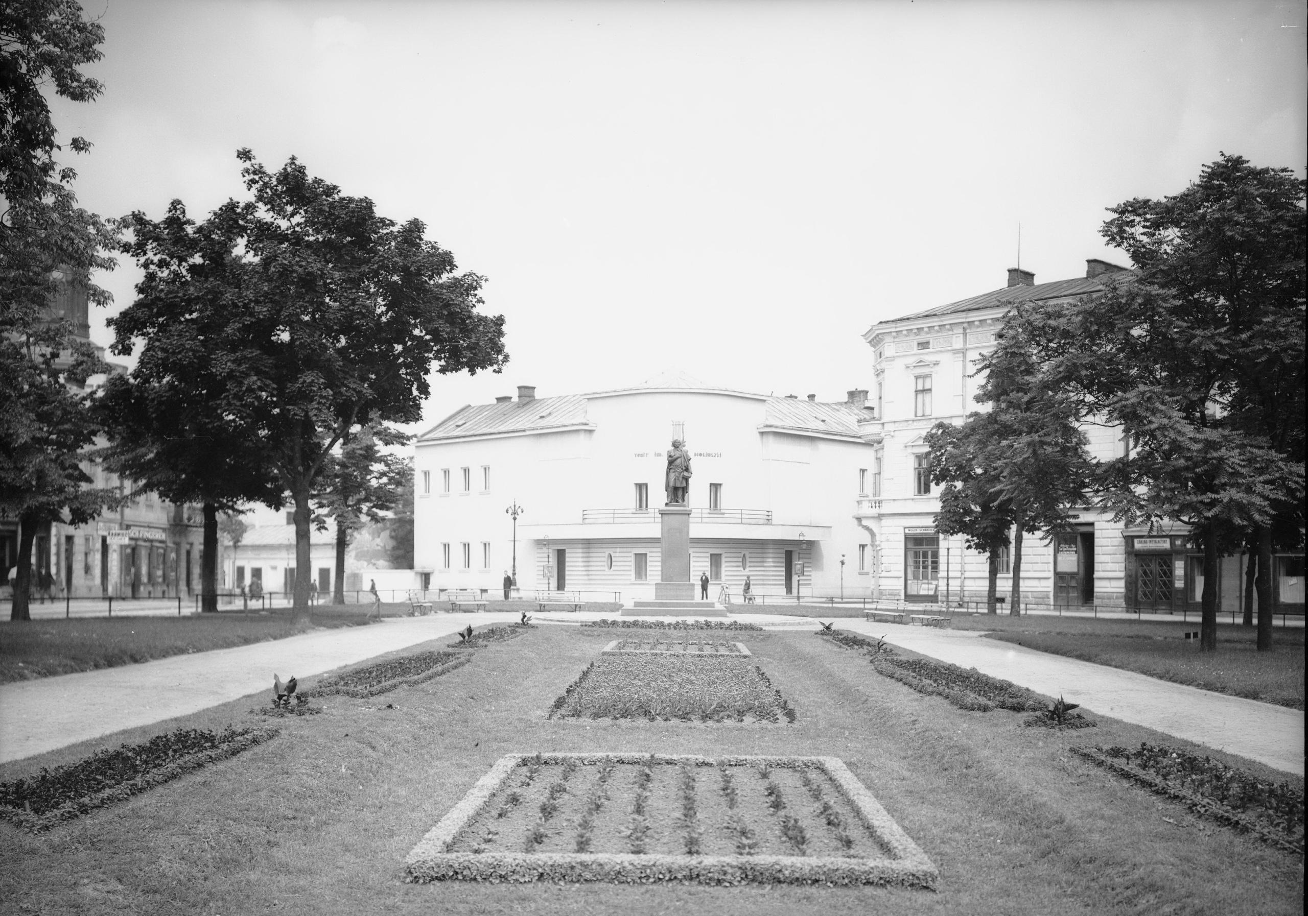 Плац перед театром Монюшки 1933