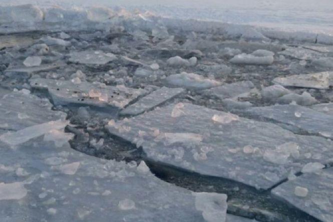 2103907-vodolazi-rozshukuyut-ribalku-scho-provalivsya-pid-lid-na-richtsi