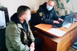 Поліція затримала молодика, який побив вуличні ліхтарі у центрі Франківська