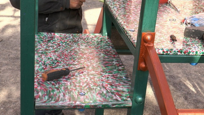 Франківці з переробленого пластику облаштовують дитячий майданчик ФОТО