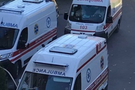 Під прикарпатською лікарнею – черга швидких з хворими на Covid (ФОТОФАКТ)