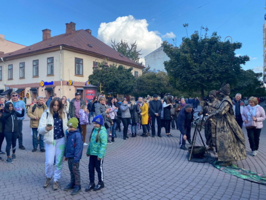 Живі скульптури у Франківську. 14 жовтня 2021 року, День захисників і захисниць