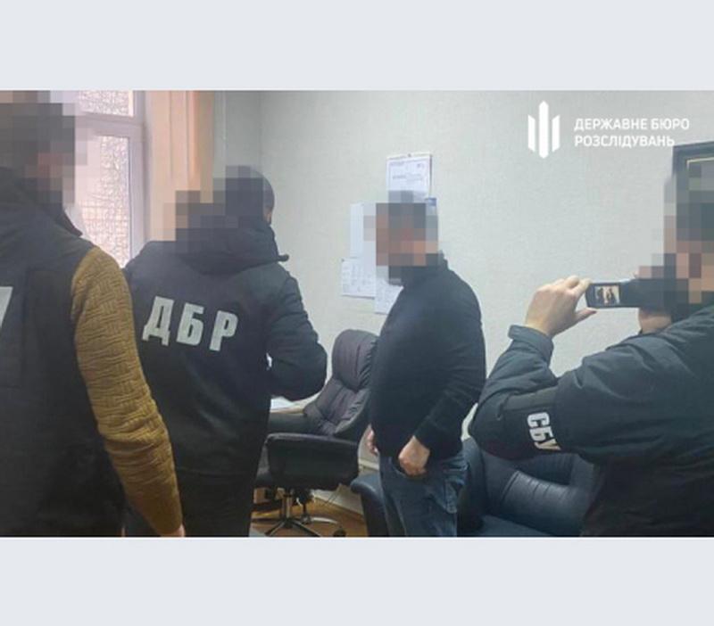 povidomilo-pro-pidozru-kerivniku-regionalnoi-mitnici-za-habarnictvo-450x395-f2f