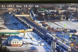 Українці масово їдуть до ЄС. На кордоні — черги з автівок