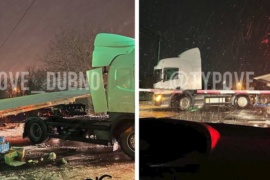 На Рівненщині зіткнулись вантажівка та поїзд “Івано-Франківськ-Київ”. Машиніст у важкому стані