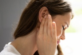 Франківська лікарка розповіла, що “омікрон” може викликати запалення вуха