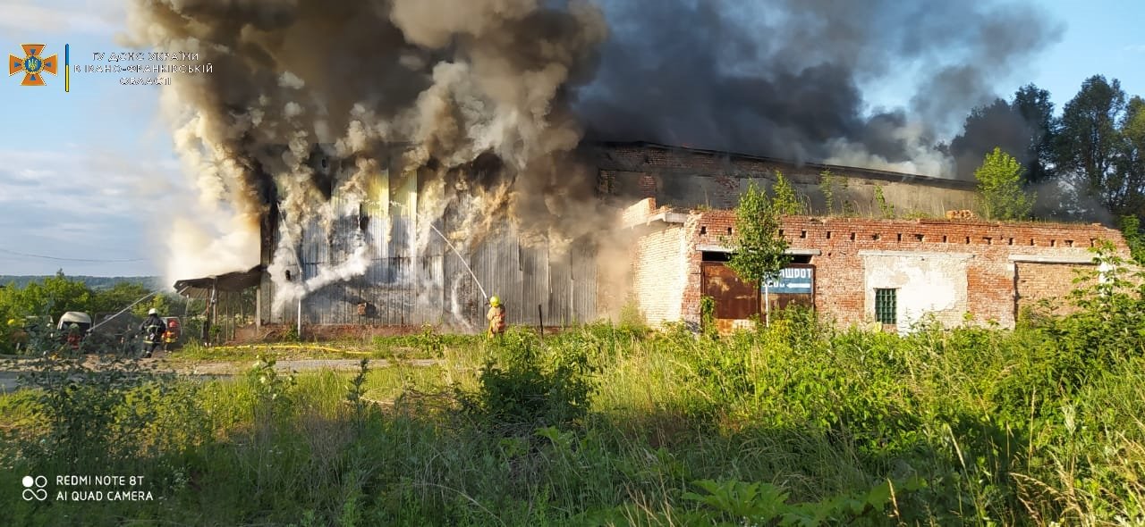 У Коломиї працівники ДСНС загасили пожежу на СТО (ВІДЕО)