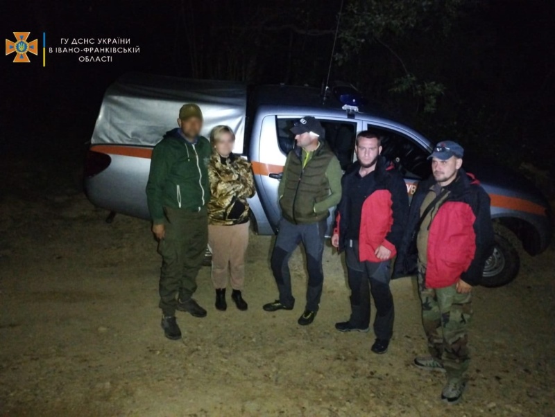 Рятувальники знайшли двох туристів, що заблукали у лісі біля Микуличина