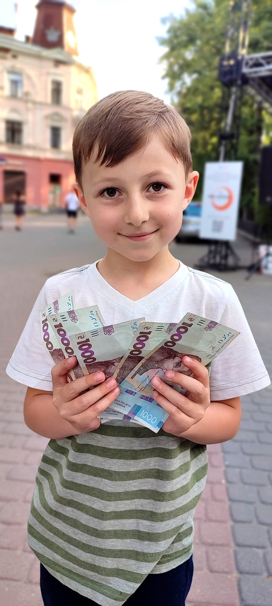 У Франківську хлопчик віддав 5000 грн на машину для військових