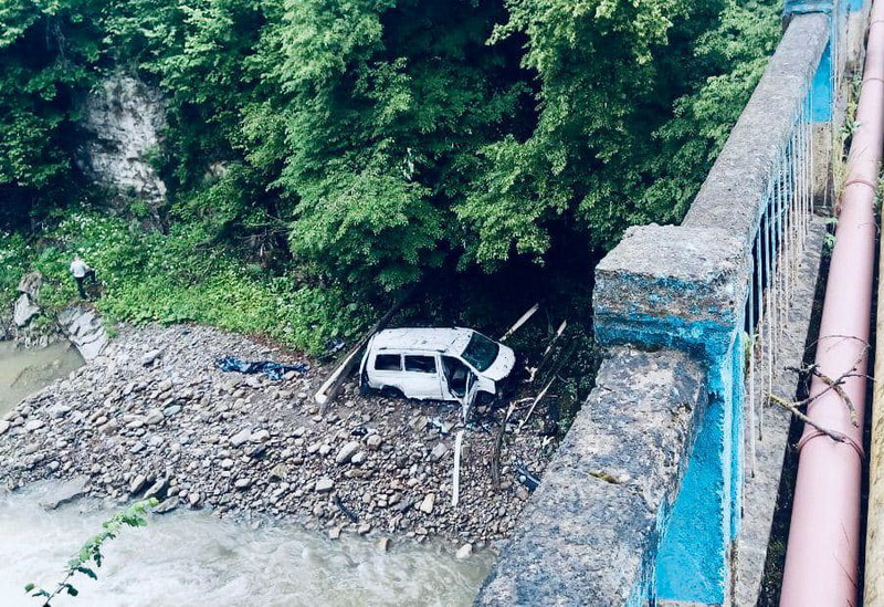 Дві ДТП на Прикарпатті: один автомобіль злетів з моста, інший збив дитину