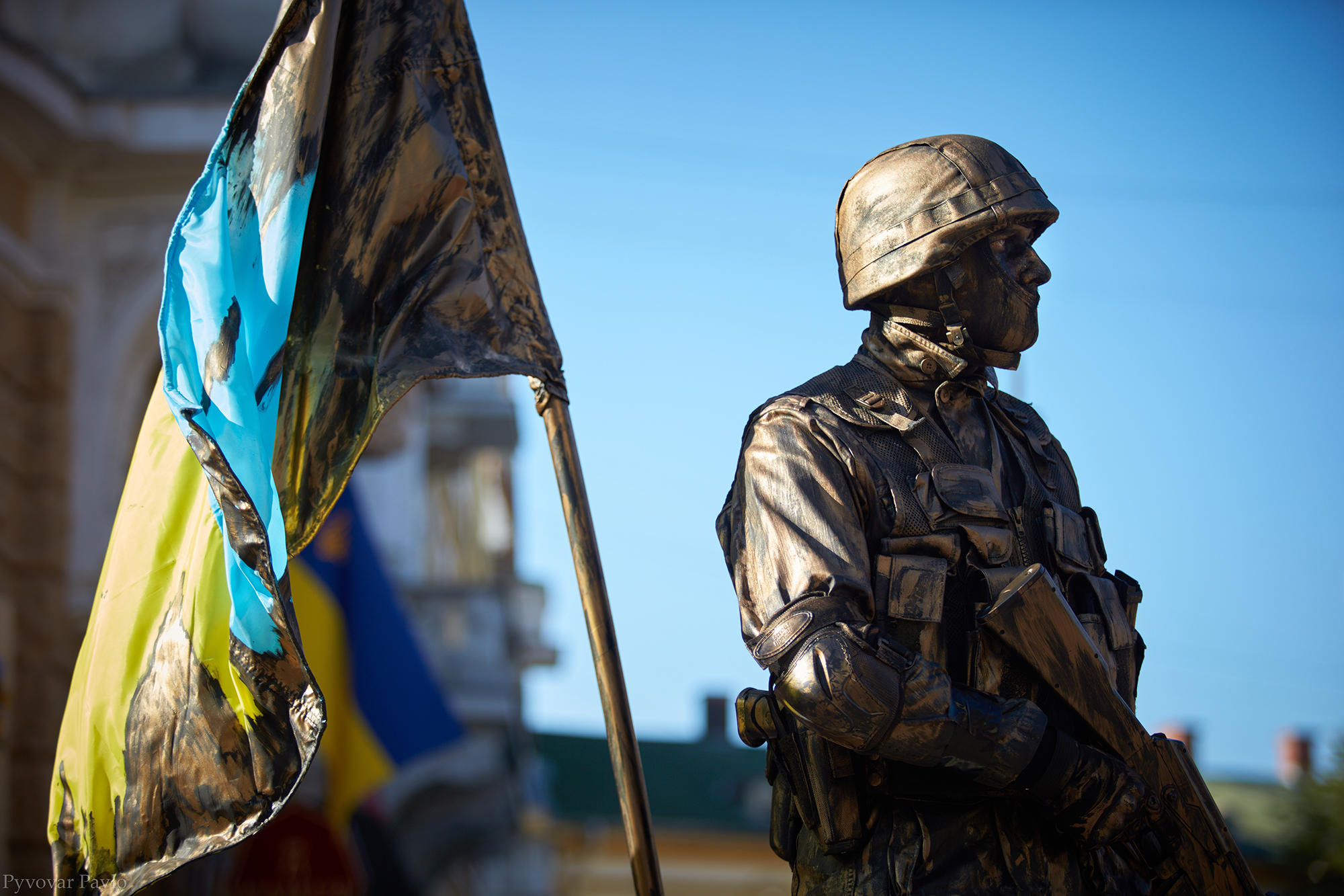 У Франківську "живі статуї" зібрали більше 10 тис грн на армію