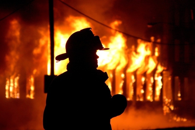 На Прикарпатті пожежні гасили вогонь у приватному комплексі й будинку