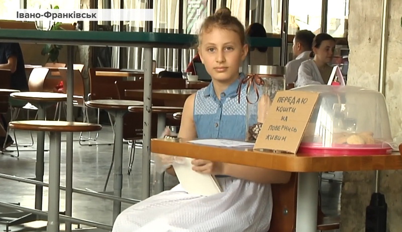 У Франківську 10-річна волонтерка випікає печиво на продаж для ЗСУ