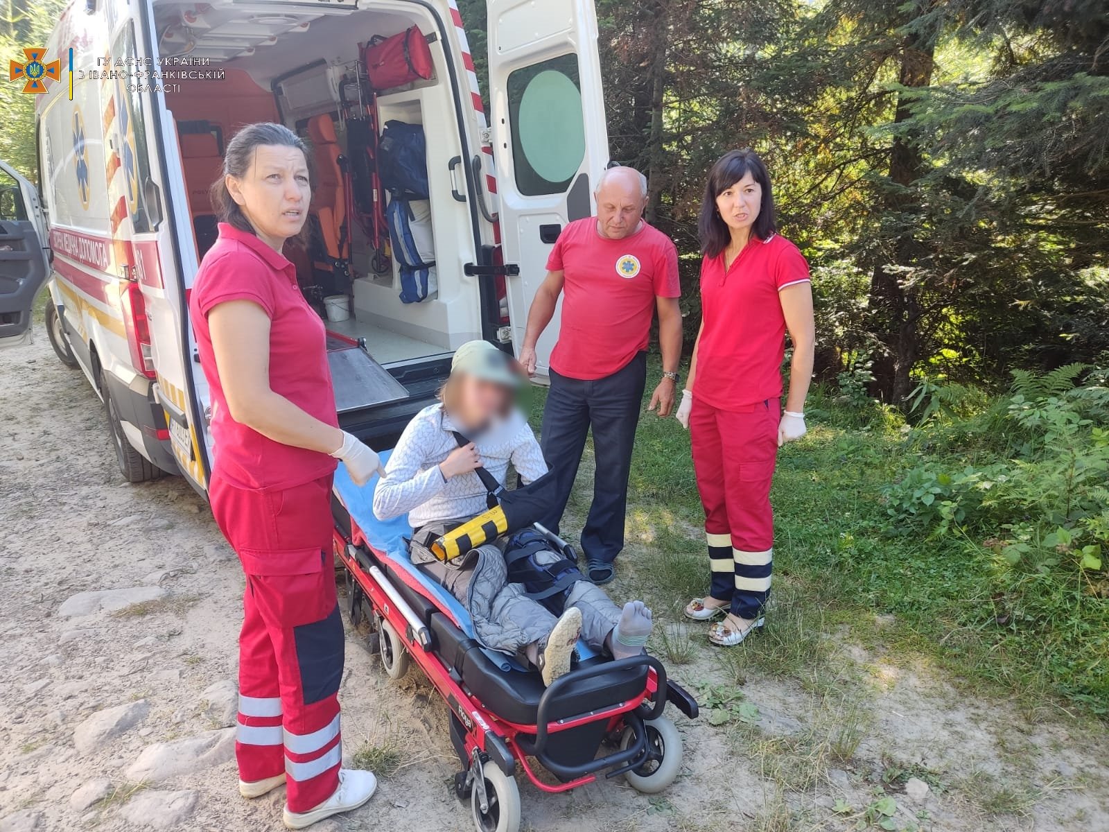 Рятувальники допомогли львів'янці, яка травмувала ногу в Карпатах
