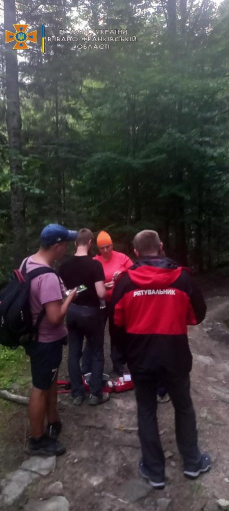 Рятувальники допомогли двом туристам, які заблукали у Карпатах