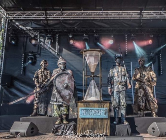Пантоміма як «зброя». Живі скульптури з Франківська виступили у Бельгії та передали на ЗСУ 1500 євро 