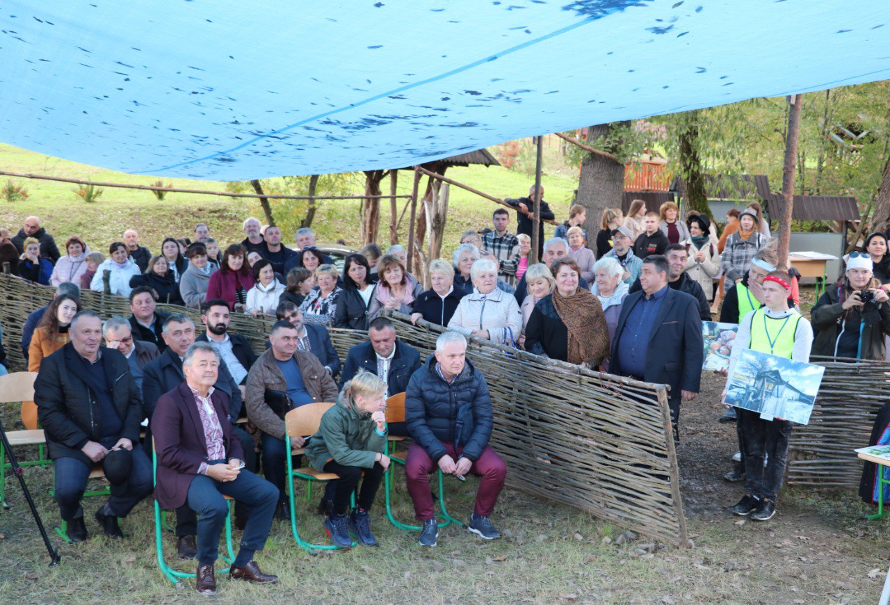 У селі на Прикарпатті під час фотопленеру зібрали понад 200 тис грн на ЗСУ
