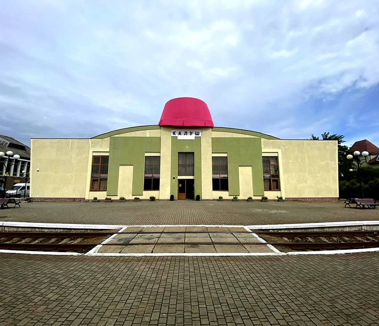 Вокзал у Калуші прикрасили рожевою панамою 