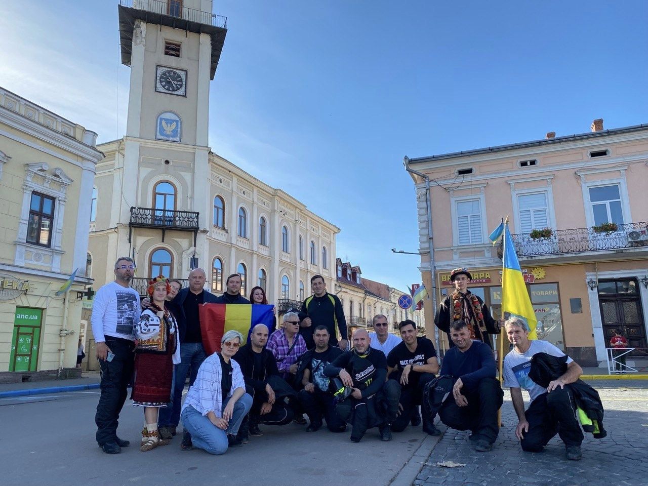 Румунські байкери проїхалися Коломиєю в підтримку України